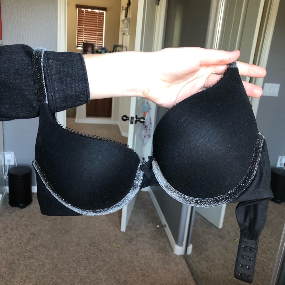 Black Victoria’s Secret bra